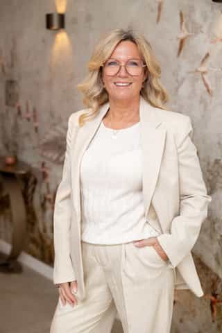 Angelique - Uitvaartbegeleidster